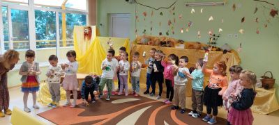 " Пъстроцветна есен"- творческо ателие във 2"А" група  1