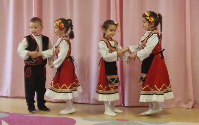 Представяне на групата по народни танци  2