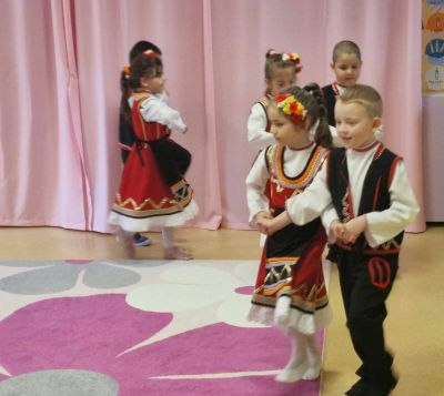 Представяне на групата по народни танци  3