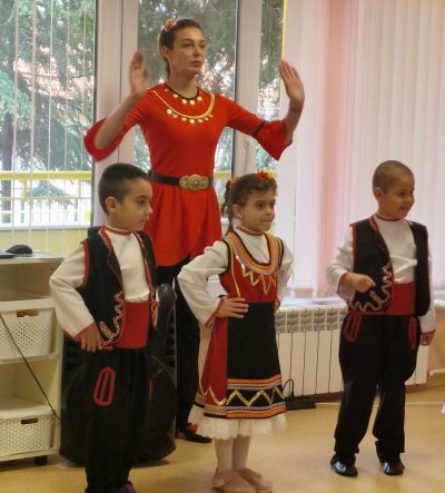 Представяне на групата по народни танци  4