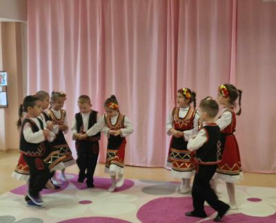 Представяне на групата по народни танци  5